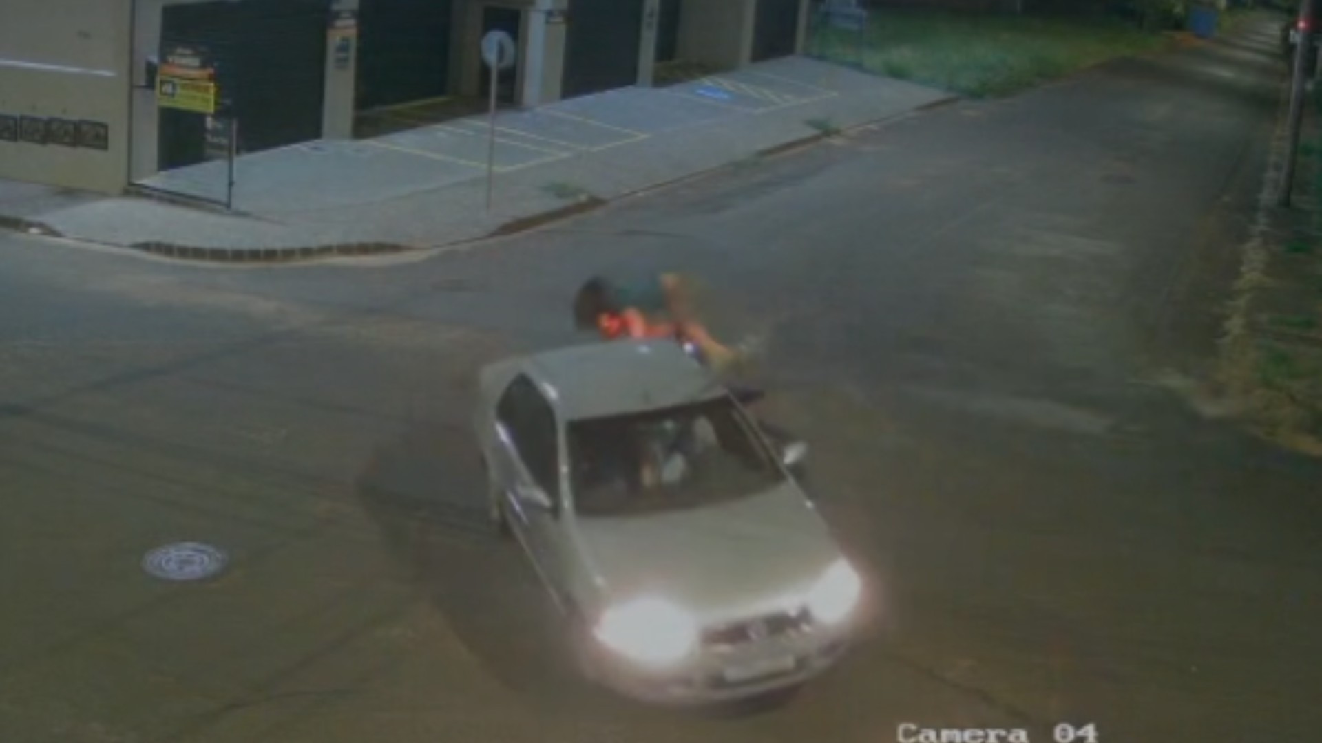 VÍDEO: motociclista fica ferido ao bater em carro que furou parada obrigatória em Uberlândia