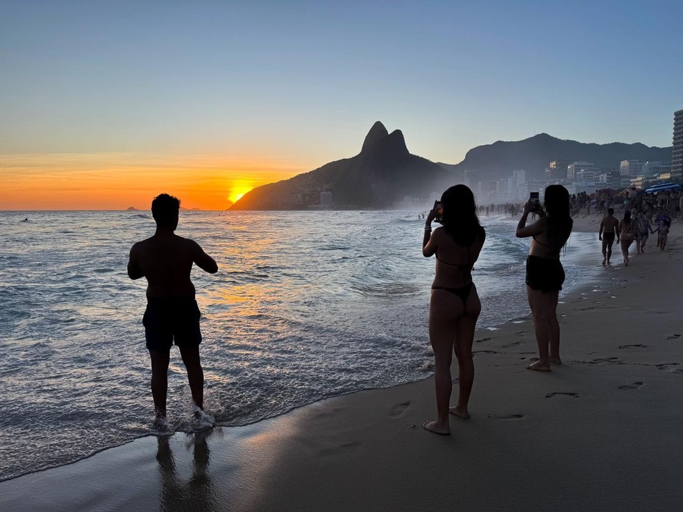 Pôr do sol ao lado do Morro Dois Irmãos neste sábado (10), visto da Praia de Ipanema — Foto: Marcello Cavalcanti/Arquivo pessoal