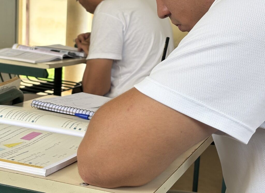 Encceja 2025: Veja exemplos de textos sobre a importância das creches e sobre estratégias para combater o vício em bets