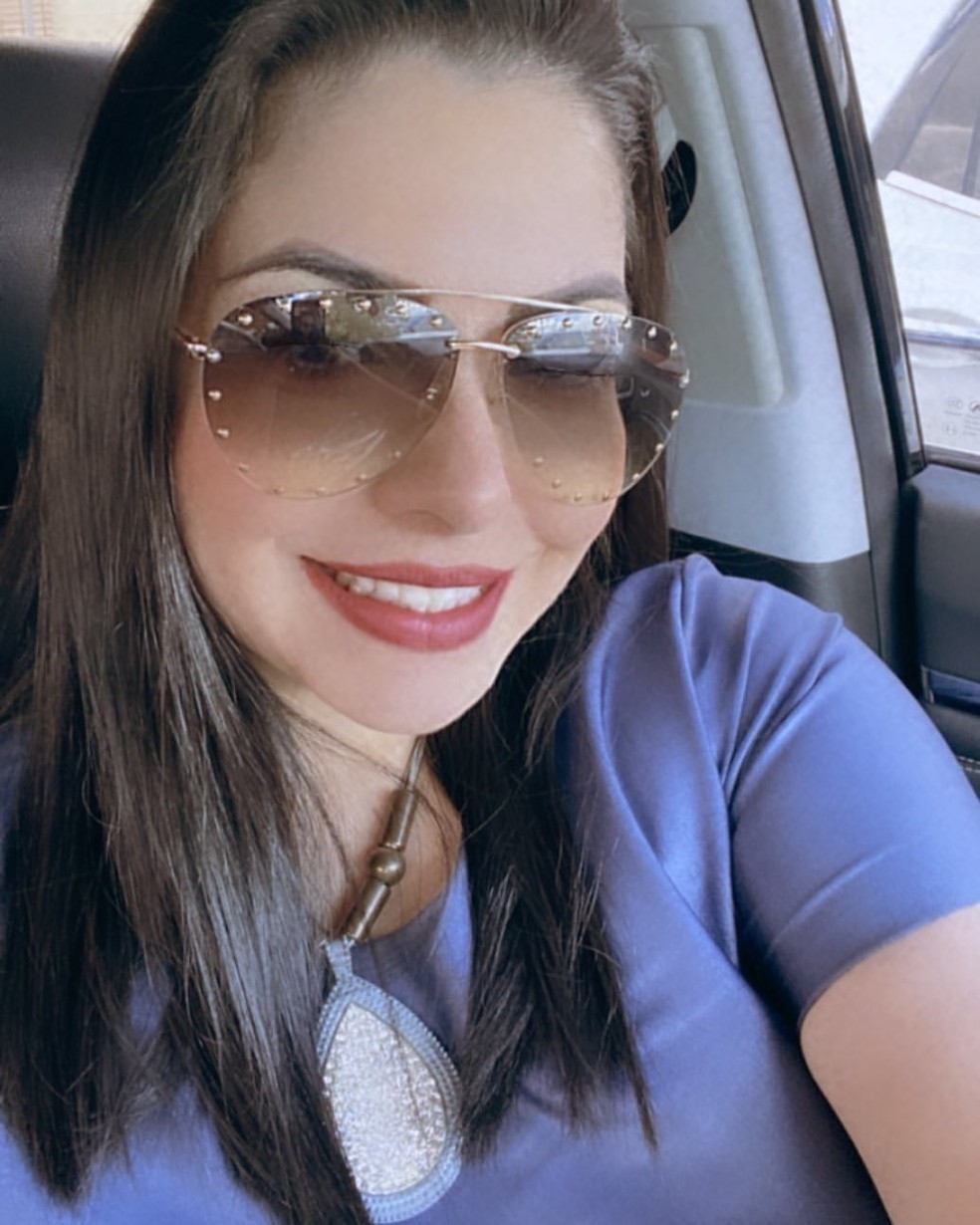 A psicóloga Janaina Carla Santin Portela, de 43 anos, foi encontrada morta dentro de casa, em Sinop (MT) — Foto: Reprodução