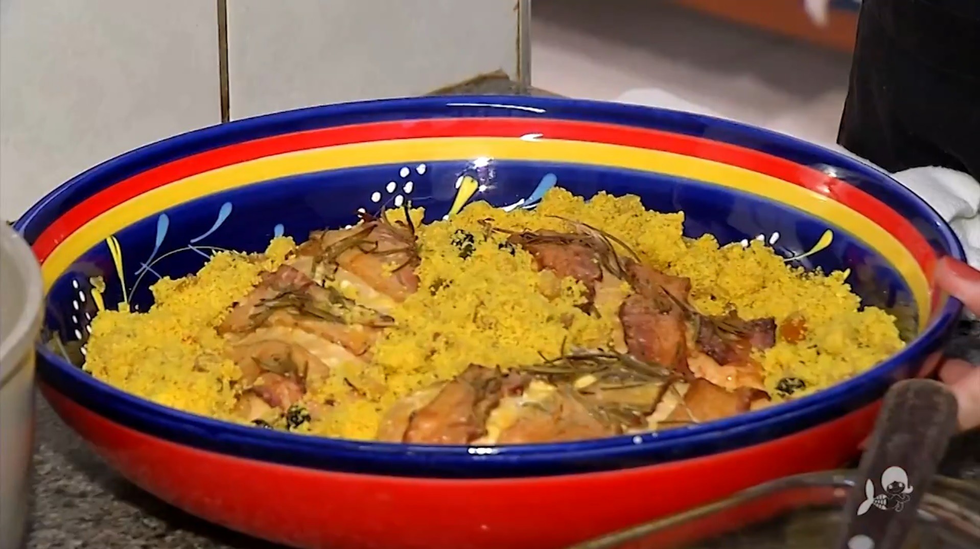 Frango natalino com bacon e farofa de frutas: aprenda receita de aposta saborosa para festas de fim de ano
