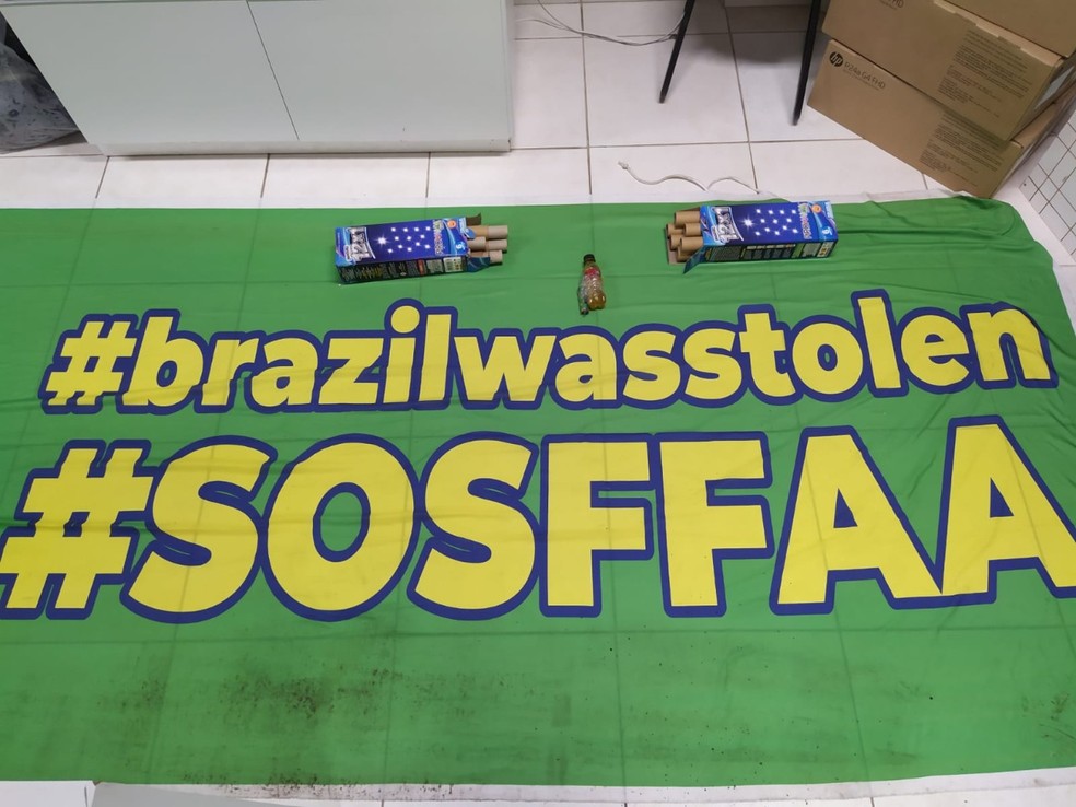 "Brasil foi roubado", diz uma das faixas apreendida em bloqueios ilegais em SC — Foto: PRF/Divulgação
