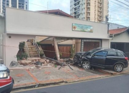 Mulher é presa após furtar carro de magistrado, dirigir bêbada e bater contra muro em Piracicaba