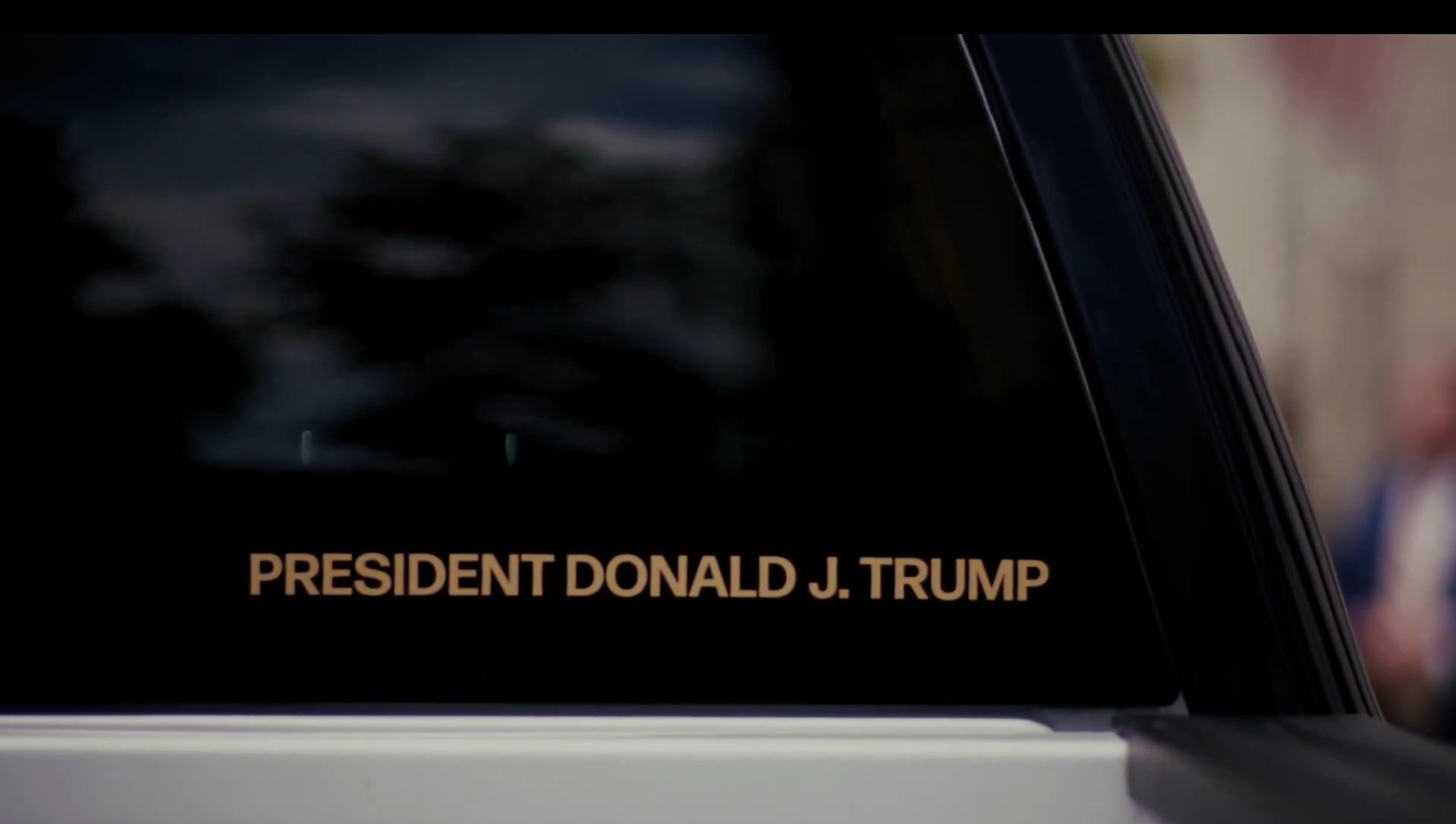 Novos carros do serviço de imigração americano tem nome de Donald Trump estampado nos veículos em letras douradas: 'defenda a pátria'