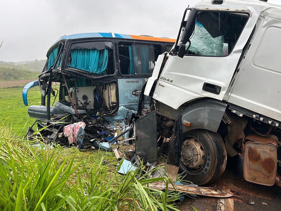 Acidente entre ônibus e carreta deixa um morto e 20 feridos na BR-356, em Muriaé  — Foto: Elton Moreira/TV Integração