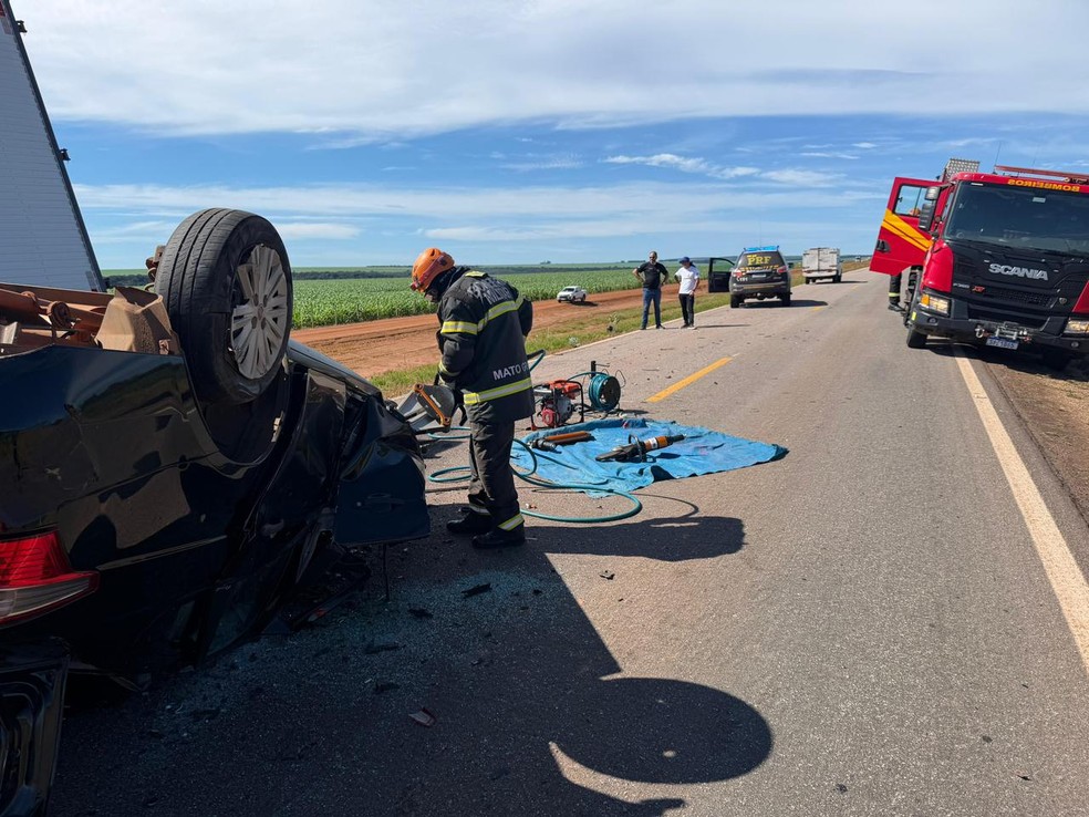 Corpo de motorista preso entre as ferragens do carro foi retirado pelos bombeiros — Foto: Corpo de Bombeiros