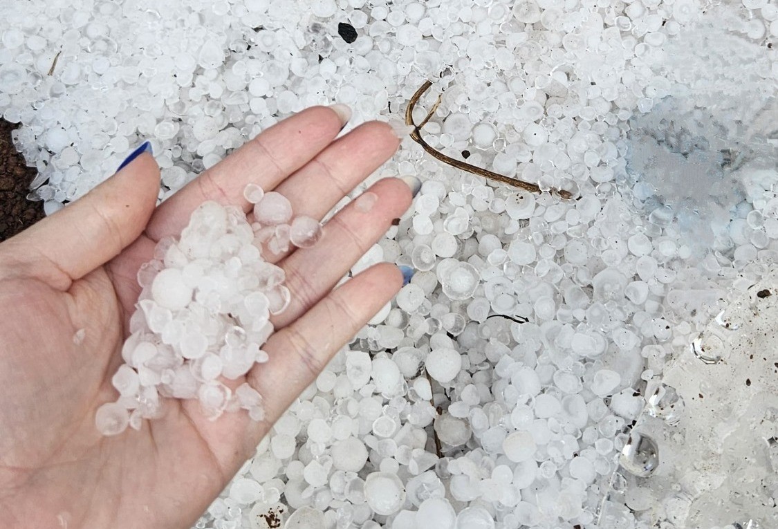 VÍDEOS: Guarapuava registra queda de granizo e, em seguida, sol