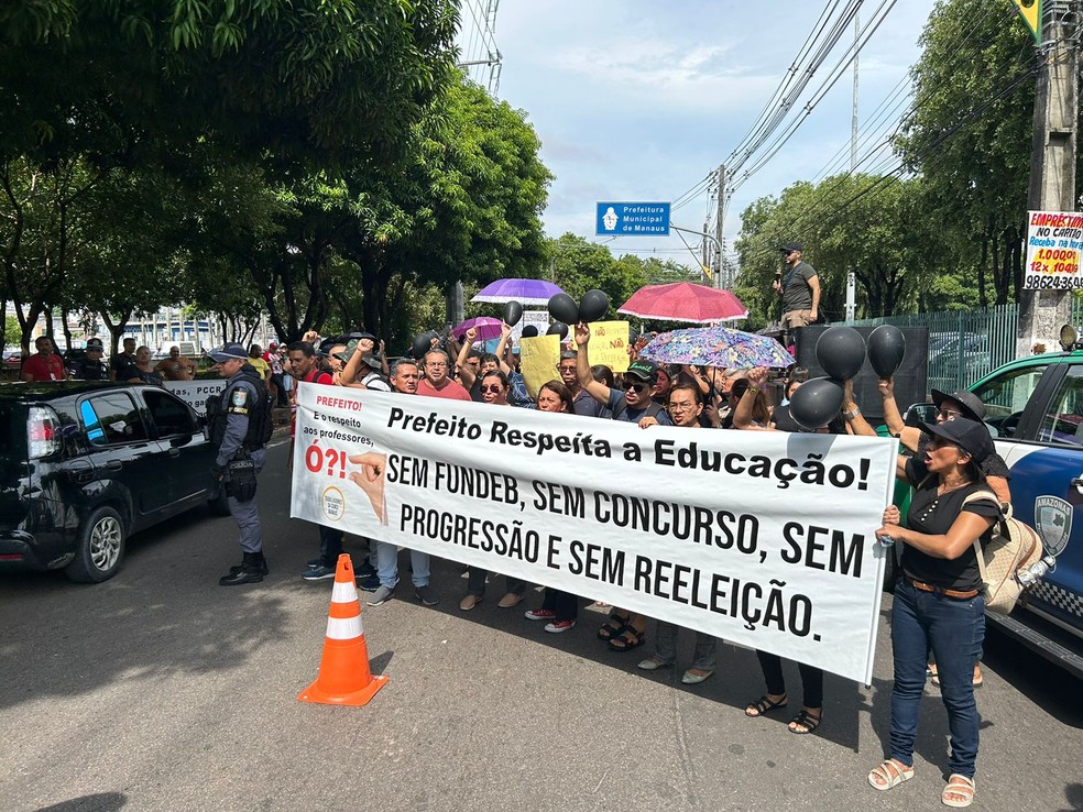 Professores pedem pagamento do Fundeb, em Manaus. — Foto: Jucélio Paiva/Rede Amazônica