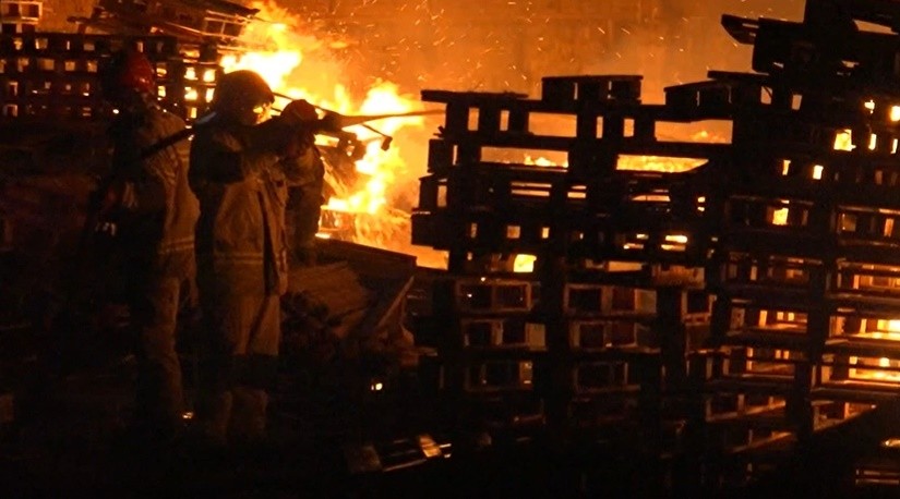 Incêndio atinge depósito de pallets na BR-101 em João Pessoa