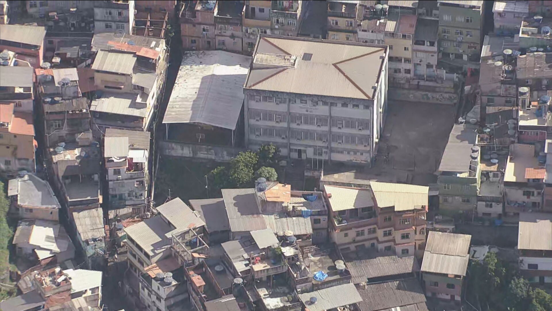 Explosão de botijão deixa três feridos ao lado de escola na Rocinha