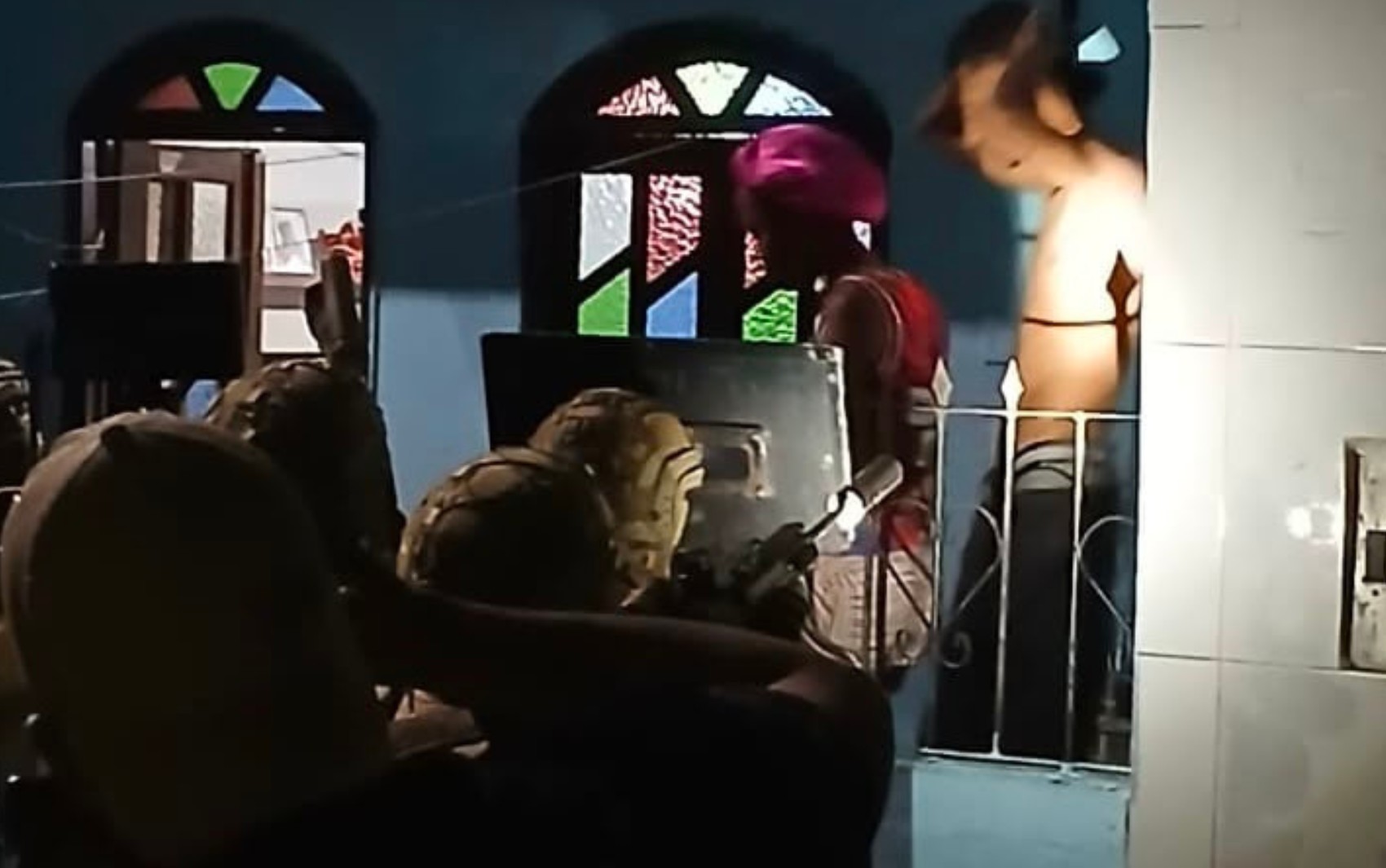 Família é feita refém após terem casa invadida durante fuga de homens armados em Salvador; suspeitos foram presos