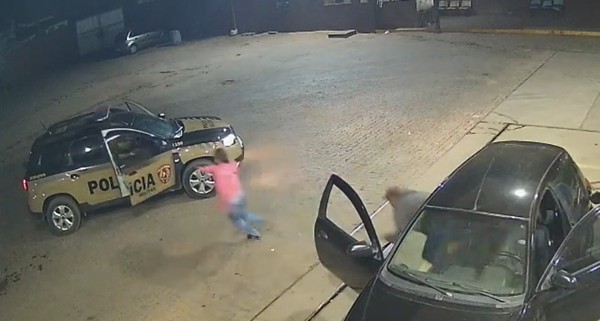 Mulher corre para viatura da PM pedindo socorro — Foto: Câmeras de segurança