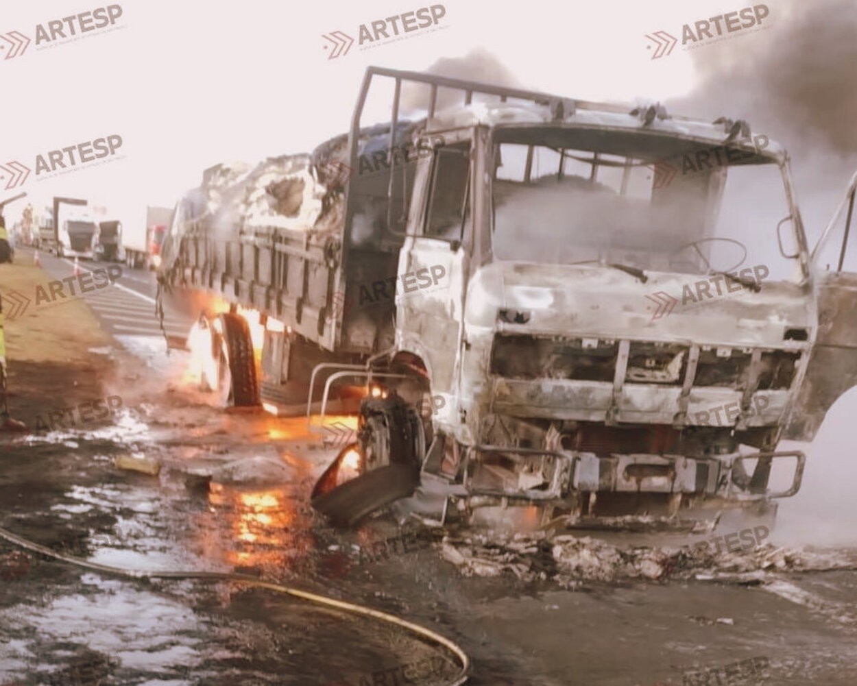 Caminhão pega fogo e interdita pista da Rodovia Washington Luís em Corumbataí
