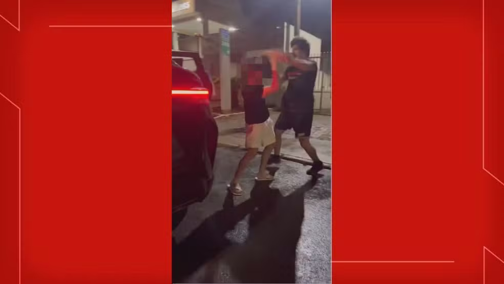 Jovens trocam socos e murros em Vicente Pires por conta de chiclete. — Foto: TV Globo/Reprodução