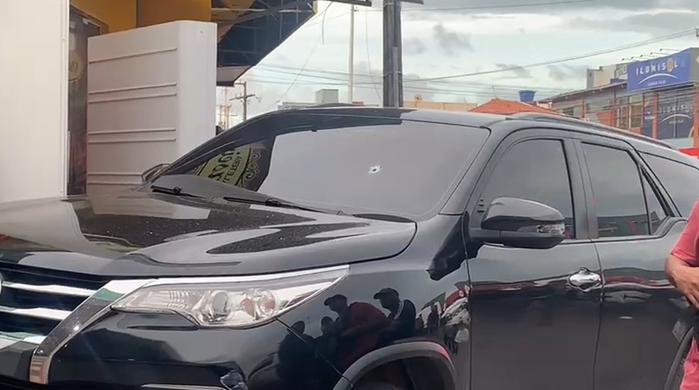 Carro que major dirigia foi atingido por vários disparos — Foto: Reprodução/Redes Sociais
