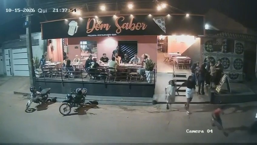 VÍDEO: Criança de 9 anos é atropelada por moto pilotada por adolescente ao atravessar rua
