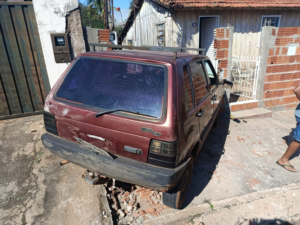 Motorista com CNH suspensa bate carro em muro, recusa teste do bafômetro e é preso em Santo Anastácio (SP) — Foto: Divulgação / Polícia Militar