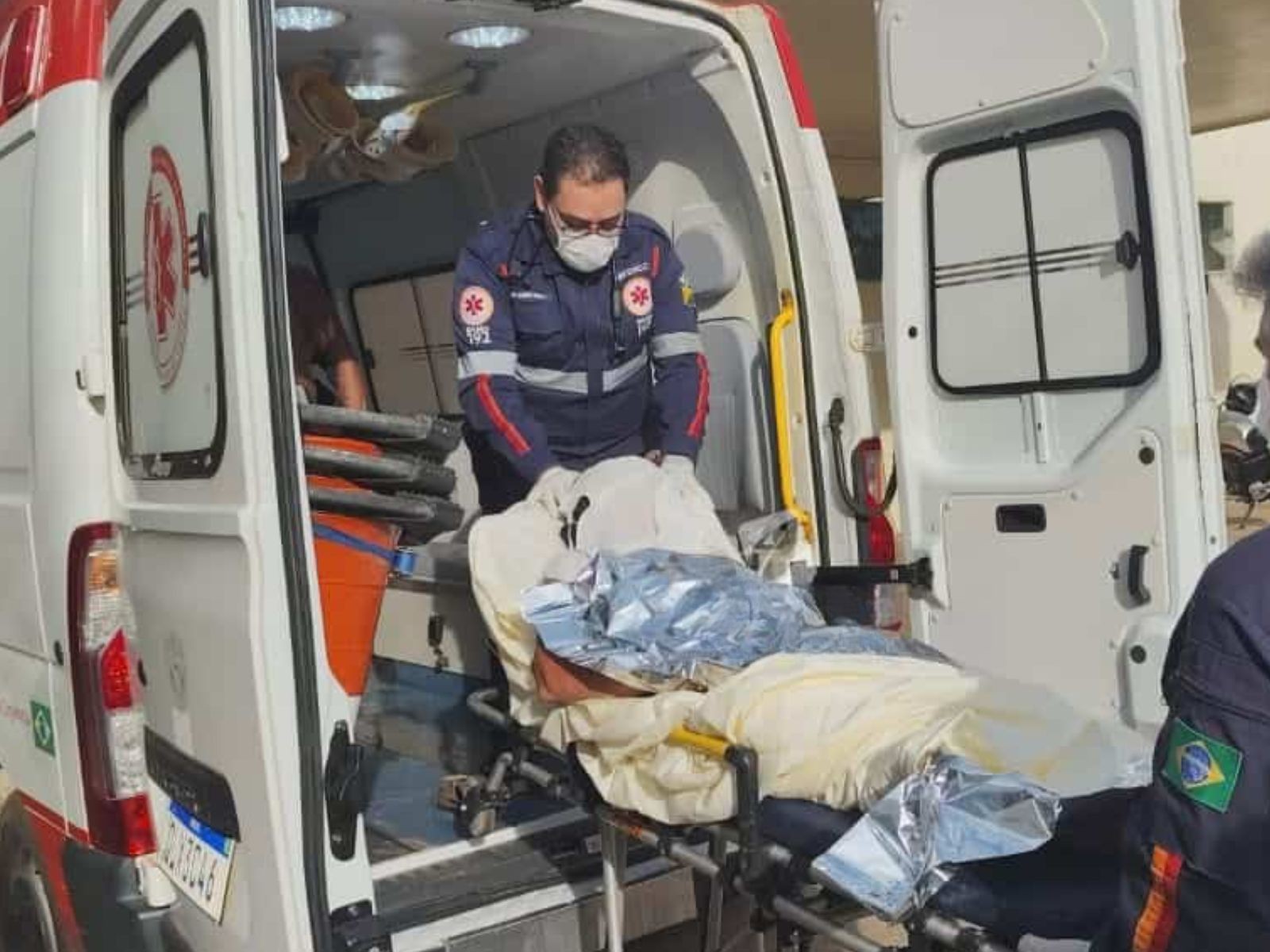 Explosão com álcool deixa oito feridos com queimaduras de 2º e 3º graus durante almoço no AC