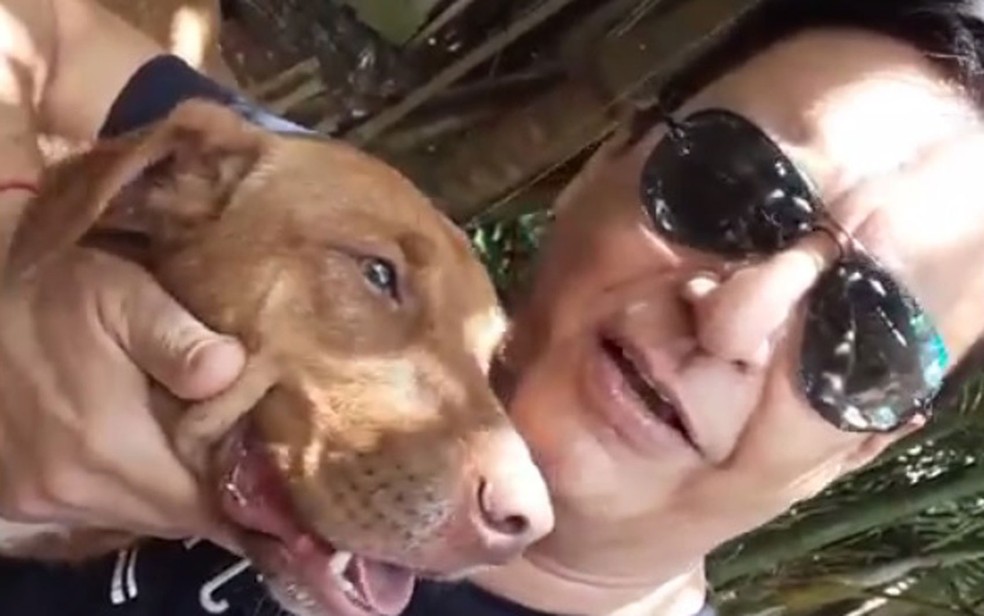 Cantor Nahim e um de seus cachorros — Foto: Instagram/reprodução