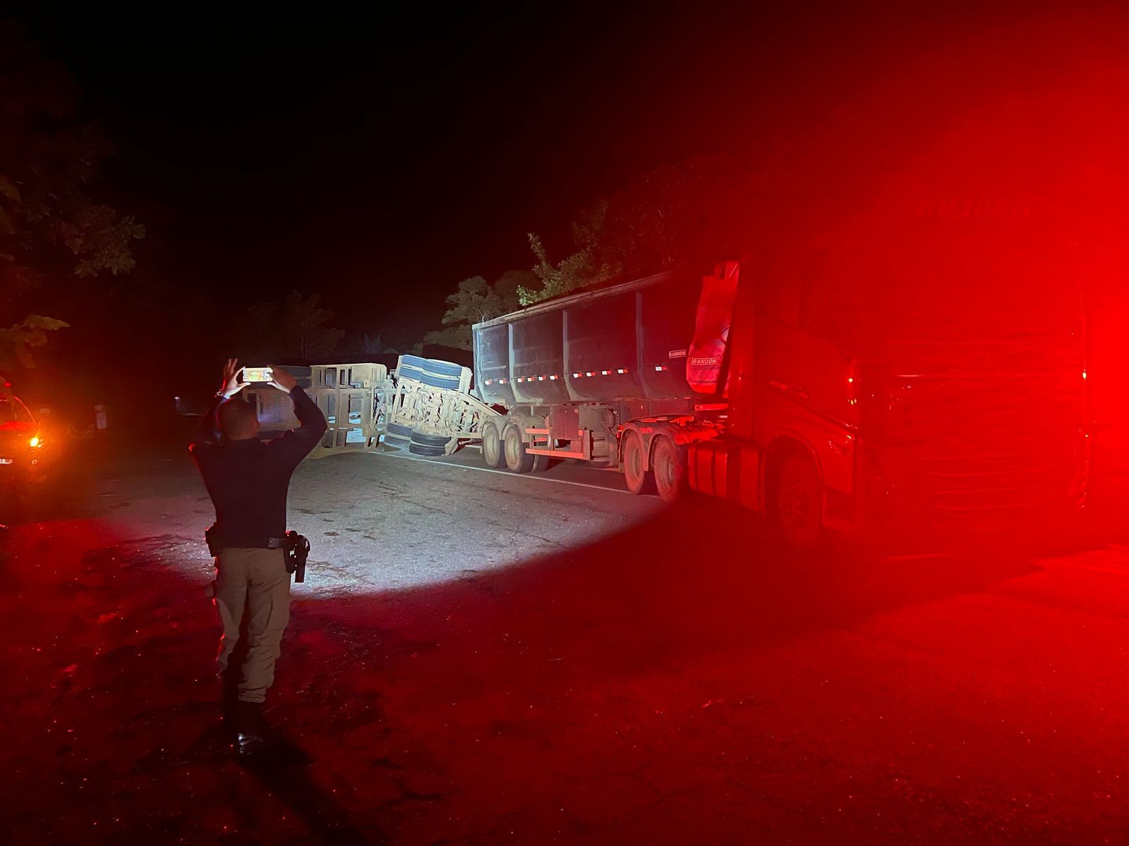 Parte de carreta tomba em cima de carro e deixa duas pessoas feridas na TO-030