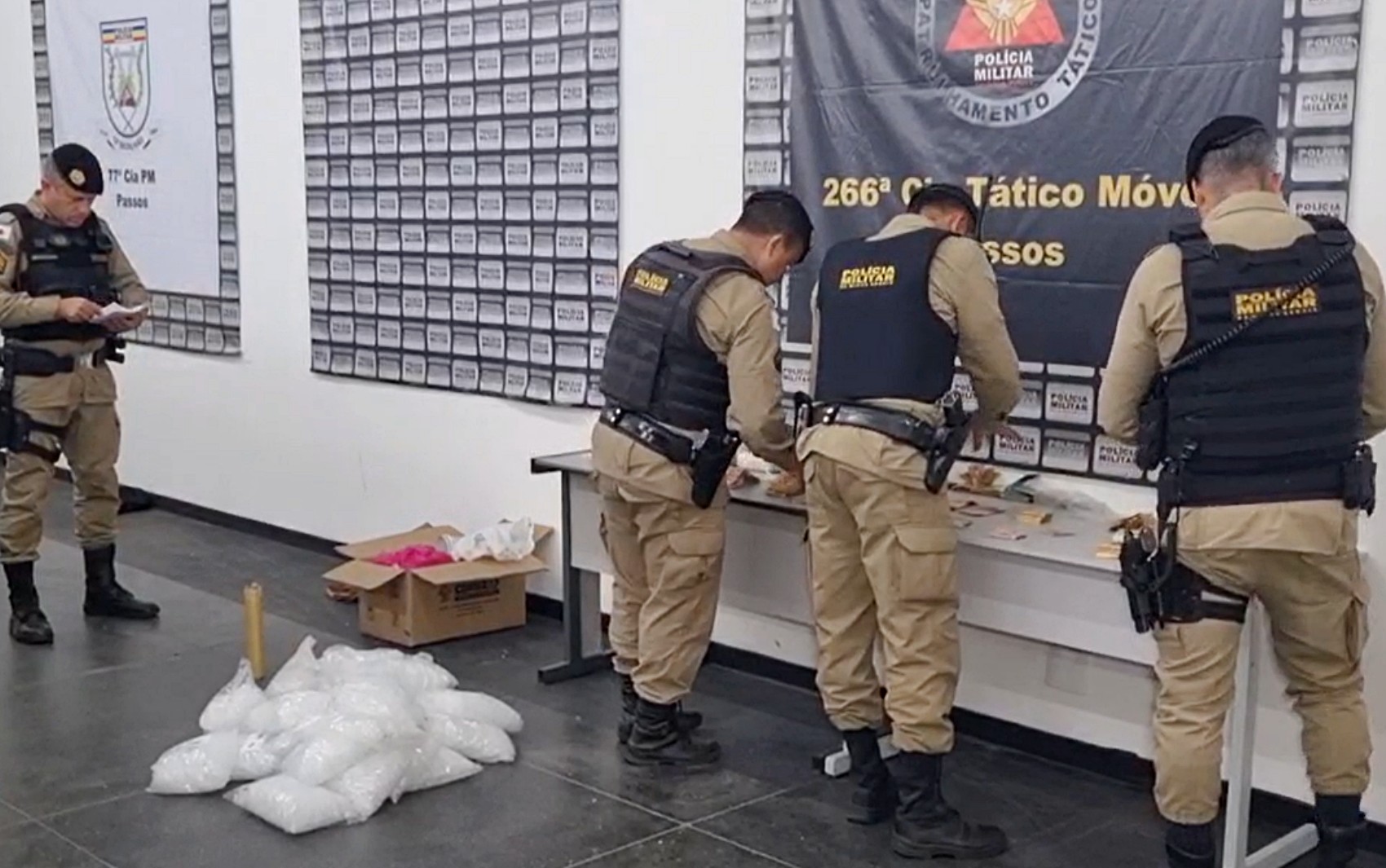 PM encontra mais de 26 mil pinos e dois quilos de cocaína em operação no Morro do Açude, em Passos, MG