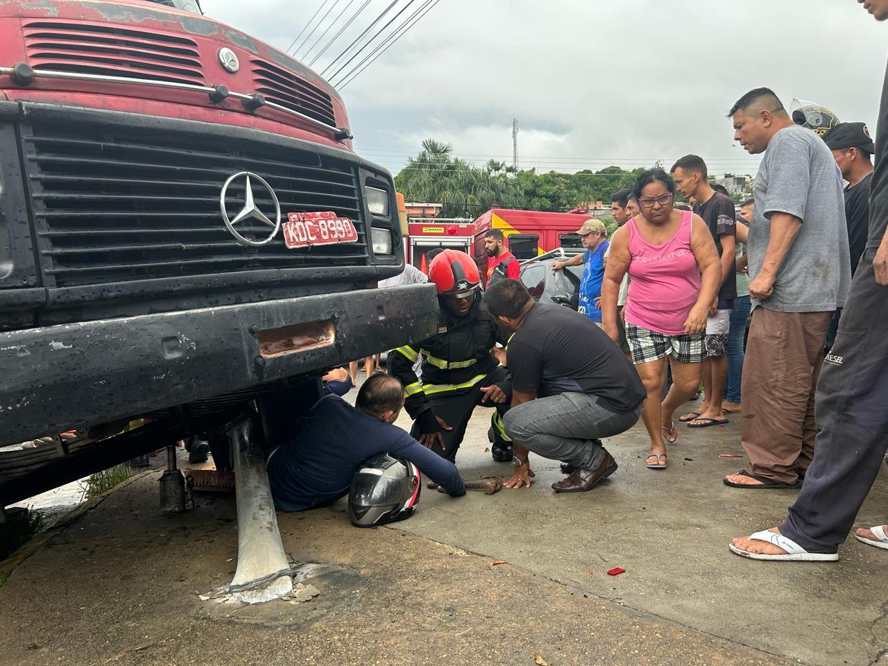 Morre motorista que ficou preso embaixo da roda de caminhão na Avenida das Torres, em Manaus