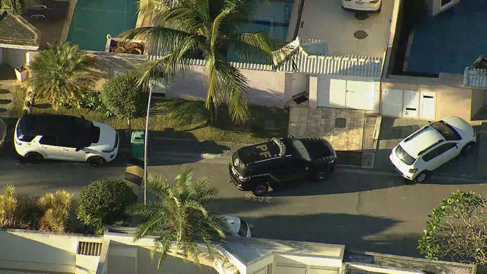 Imagem aérea mostra carro da Polícia Federal na casa do ex-bombeiro Suel, na manhã desta segunda-feira (24) — Foto: Reprodução/ TV Globo