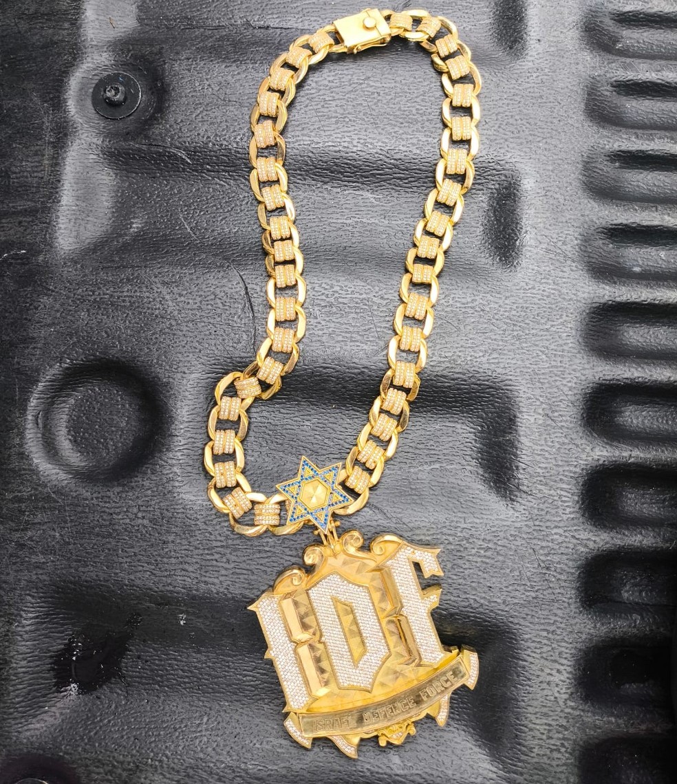 Medalhão com a inscrição "Israel Defense Force" foi apreendido — Foto: Divulgação