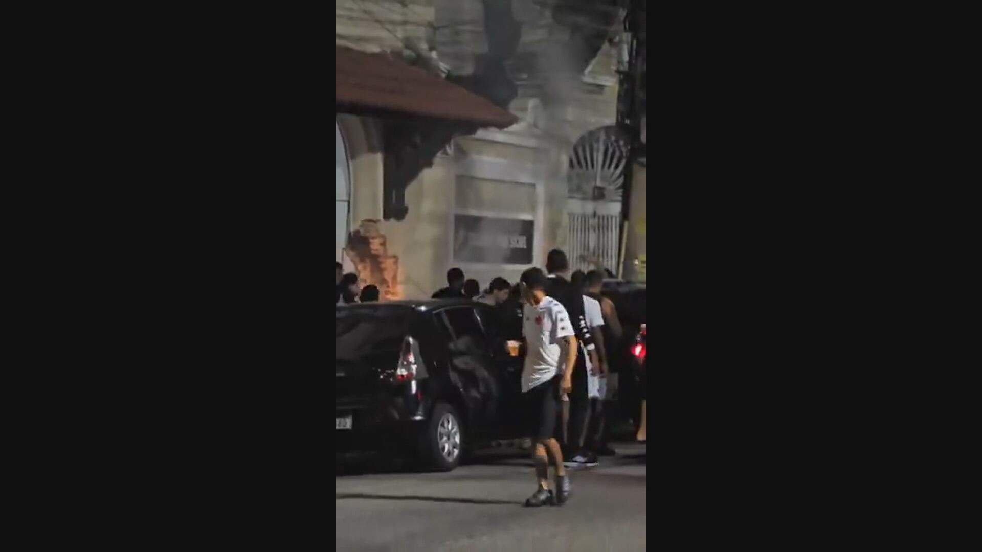 Um homem morre e três ficam feridos após carro bater no muro do estádio do Vasco da Gama