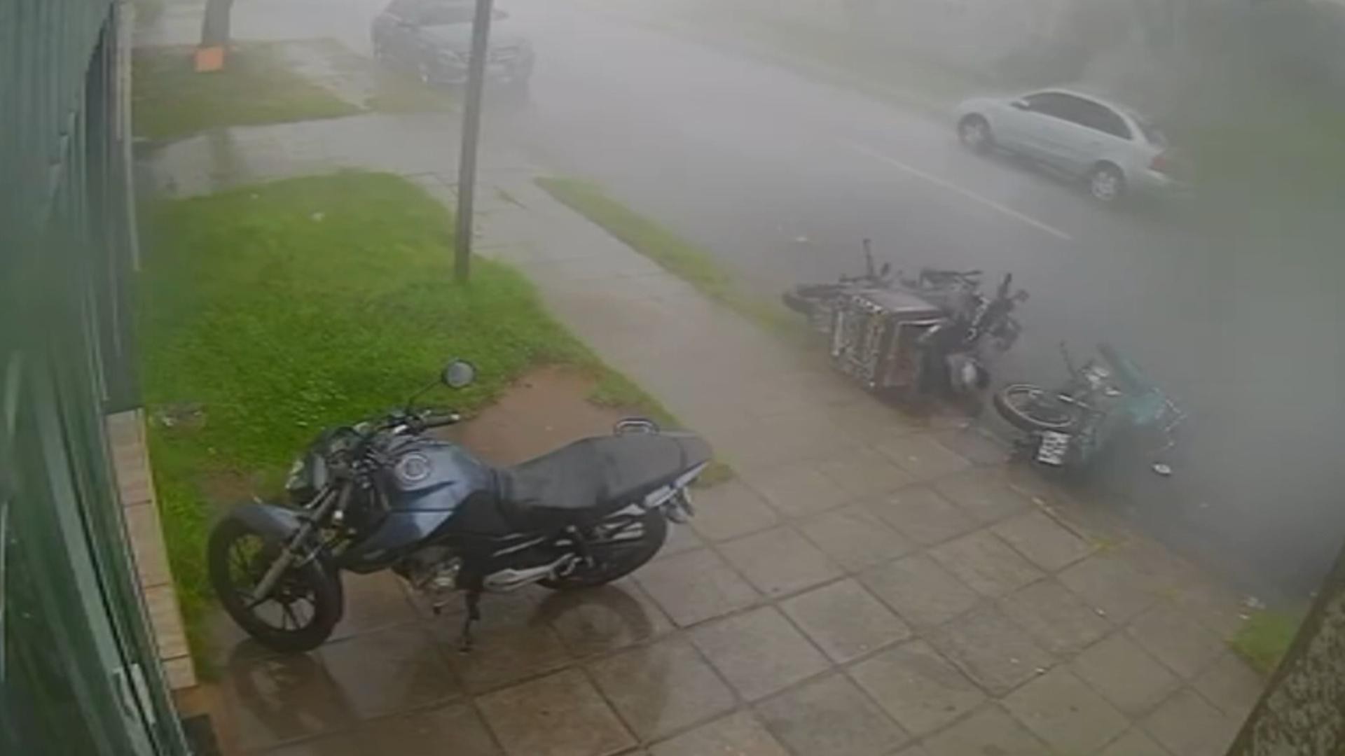 VÍDEO: Vento derruba motos estacionadas durante tempestade em Curitiba