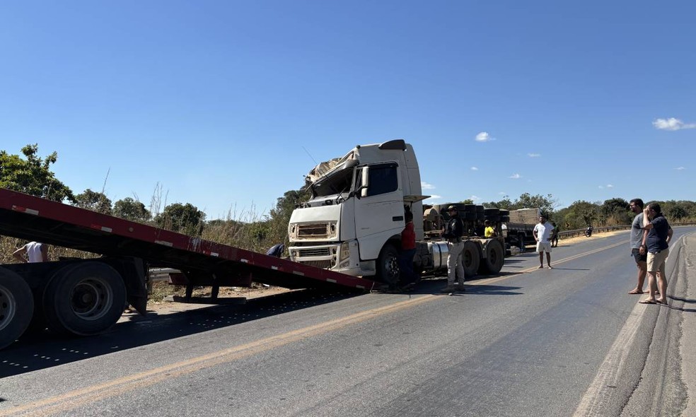 Carreta foi removida da rodovia pela manhã — Foto: Blog Conecta Barreiras