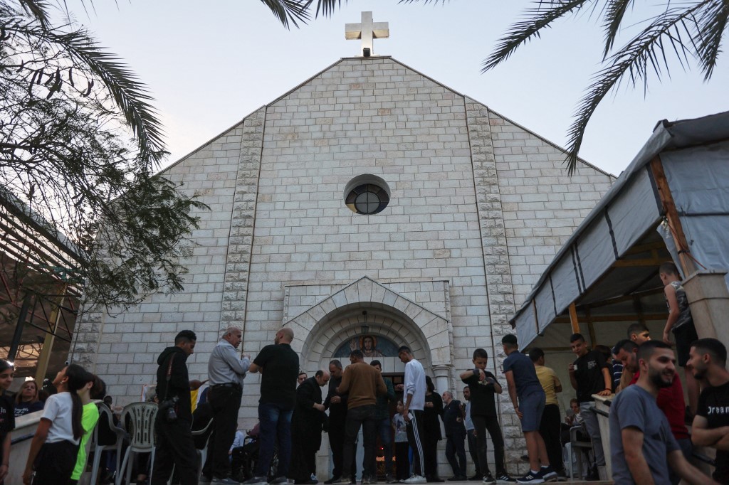 Bombardeio atinge única igreja católica de Gaza e mata 2; papa Leão XIV pede cessar-fogo