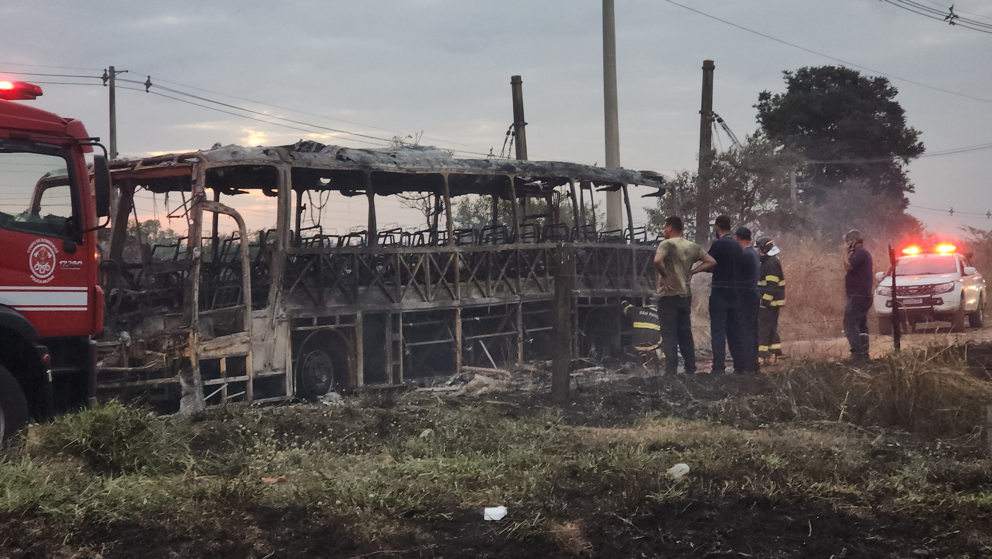 Micro-ônibus pega fogo e mobiliza bombeiros e defesa civil em Boituva