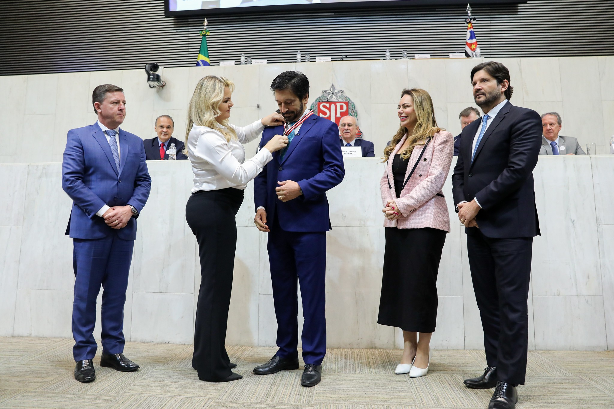 Nunes recebe medalha de honra na Alesp dada por esposa do próprio secretário municipal em SP