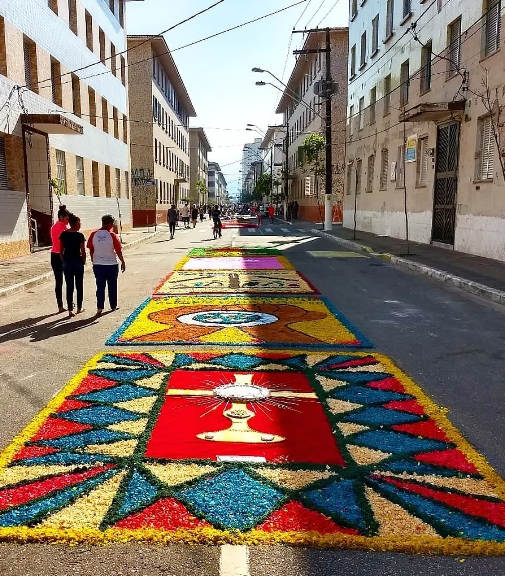 Tapetes coloridos cobrem ruas em todo o país neste feriado de Corpus  Christi - Jornal O Globo