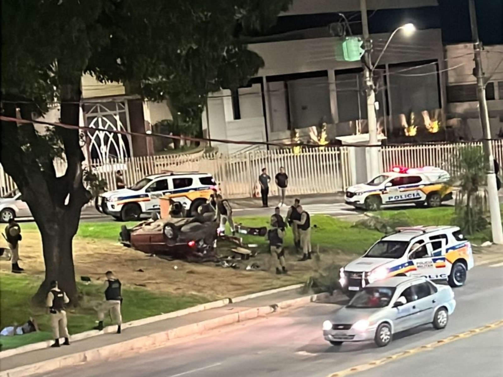 Carro capota durante perseguição policial e deixa dois jovens feridos em Coronel Fabriciano