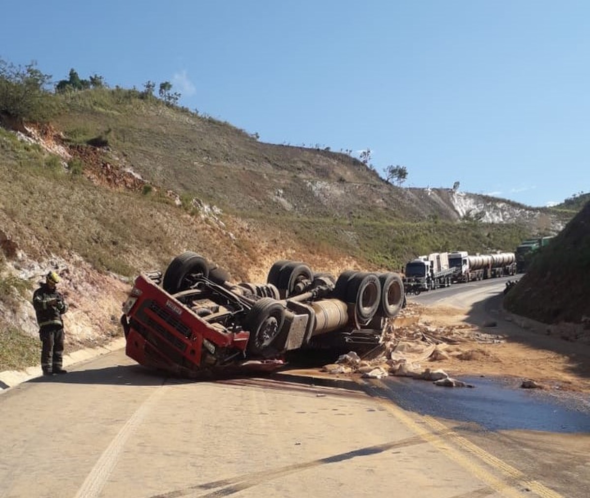 Motorista morre em acidente na BR-146 e caminhão fica com as rodas para cima | Triângulo Mineiro | G1