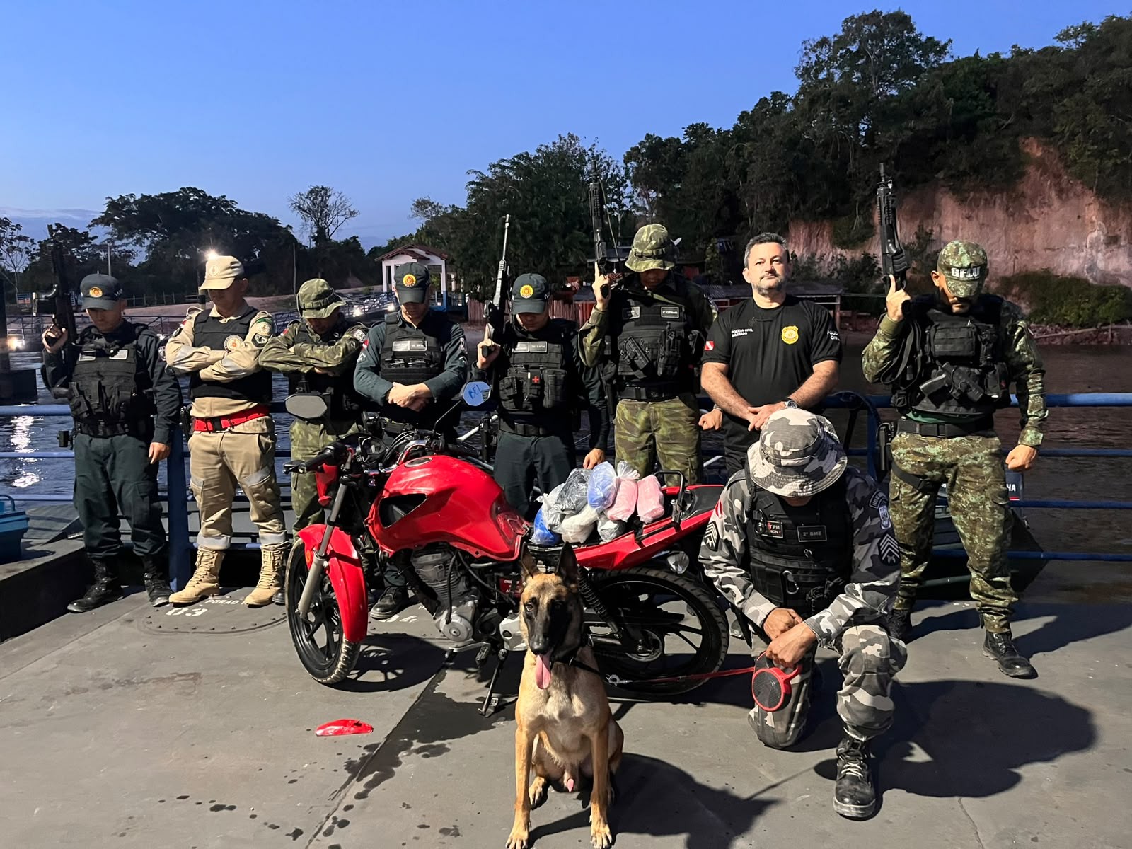 Cão farejador acha 5 kg de droga escondidos em tanque de moto dentro de barco no Pará