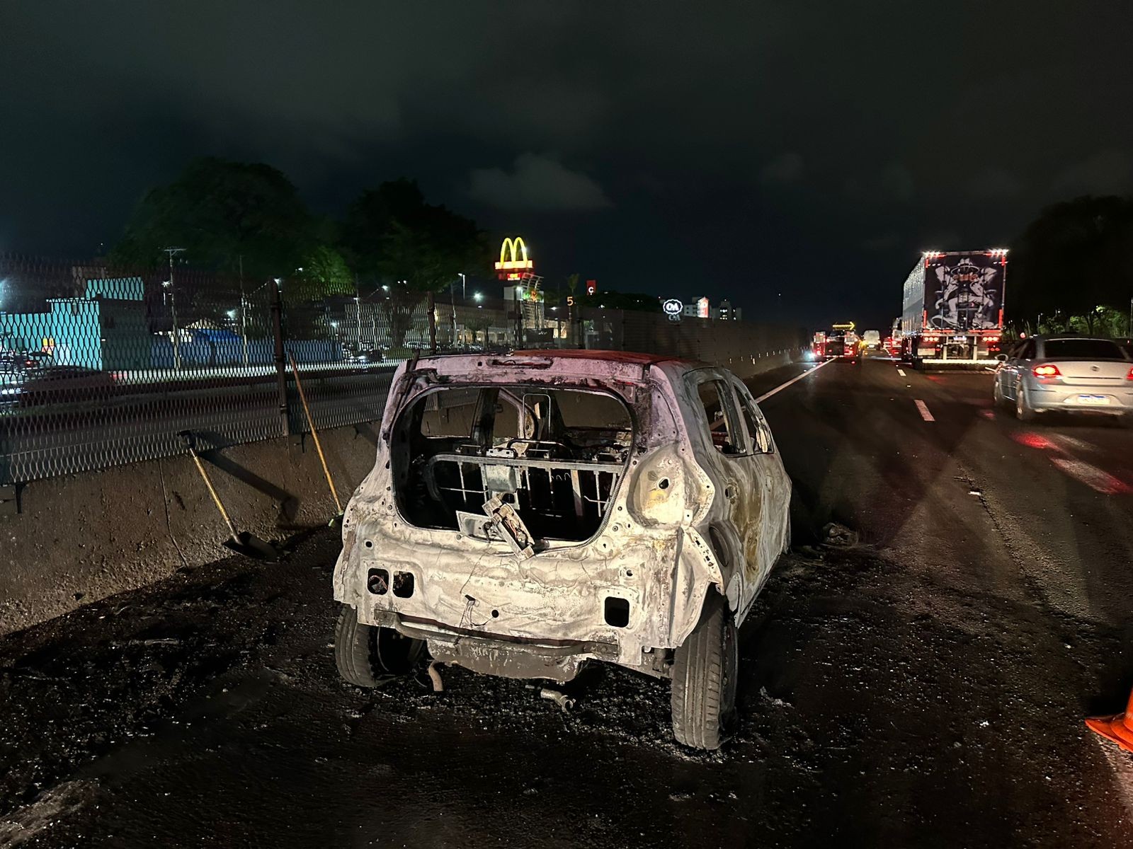 Carro pega fogo e interdita a Dutra em São José dos Campos, SP