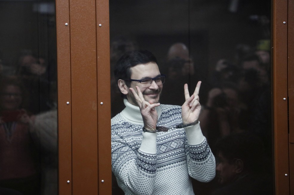 Um dos líderes da oposição russa, ex-deputado municipal de Moscou, Ilya Yashin, dentro da jaula de vidro dos réus — Foto: Yuri Kochetkov/Pool via REUTERS