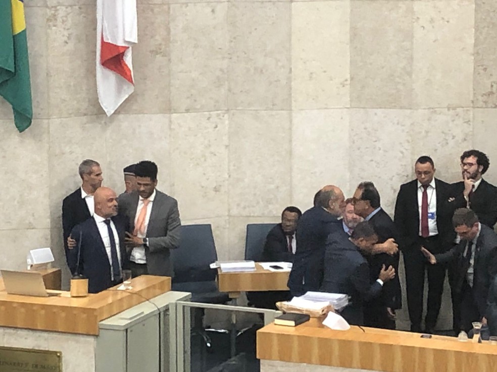 Vereador Adilson Amadeu é contido por parlamentares durante sessão na Câmara Municipal de SP — Foto: Camila Quaresma/g1
