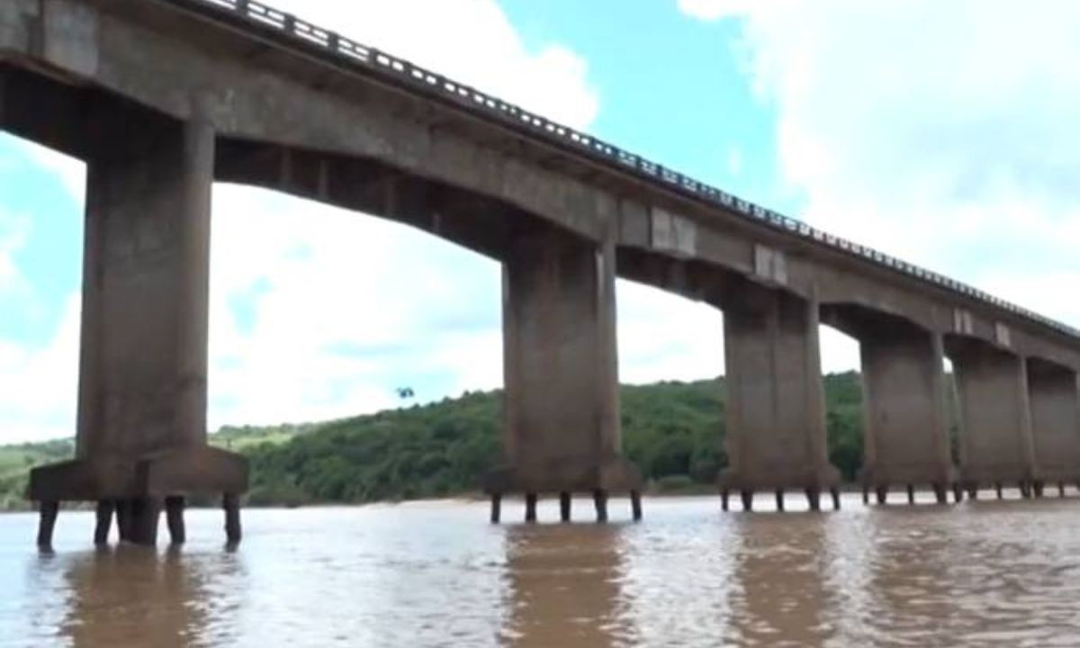 Moradores de cidade no sul da Bahia furam bloqueio do DNIT e atravessam ponte sobre o rio Jequitinhonha