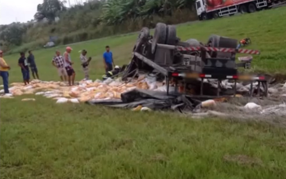Carga do caminh&atilde;o ficou espalhada na pista  &mdash; Foto: Reprodu&ccedil;&atilde;o TV Suba&eacute;