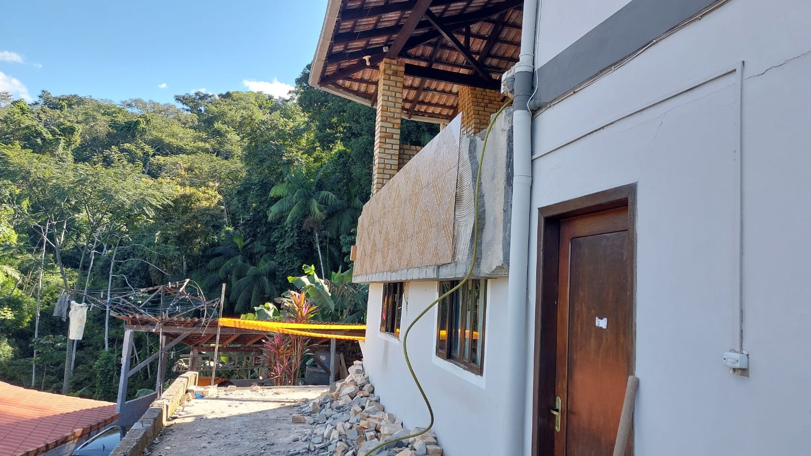 Sacada desmorona durante comemoração em família e quatro ficam feridos em SC
