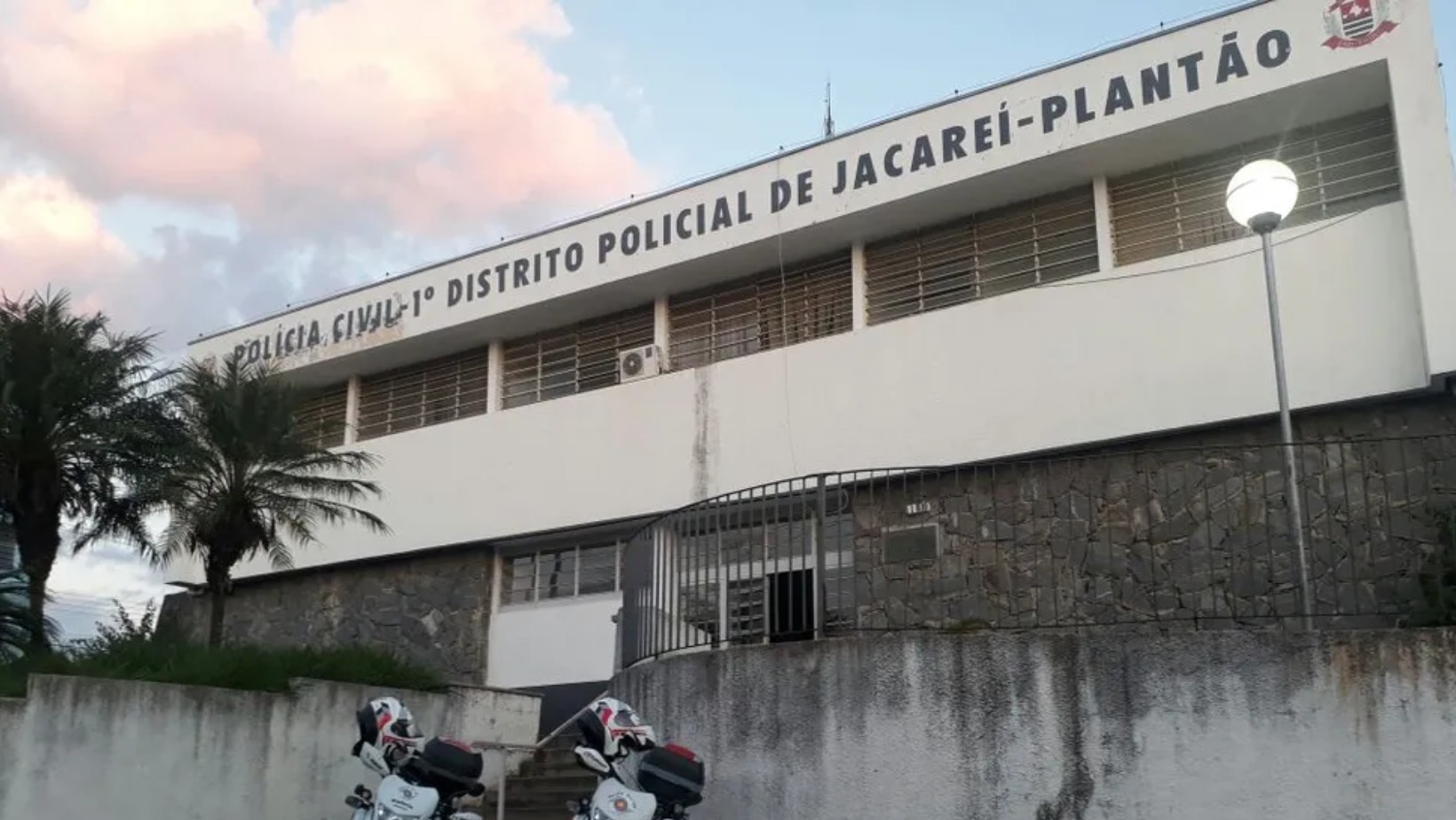 Driver is arrested on suspicion of intentionally running over and killing a motorcyclist in Jacareí; police investigate case as homicide
