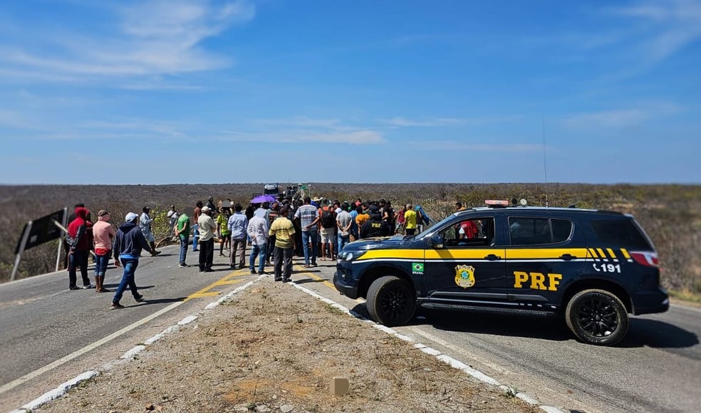O protesto deixou trecho da BR 116 bloqueado. — Foto: PRF