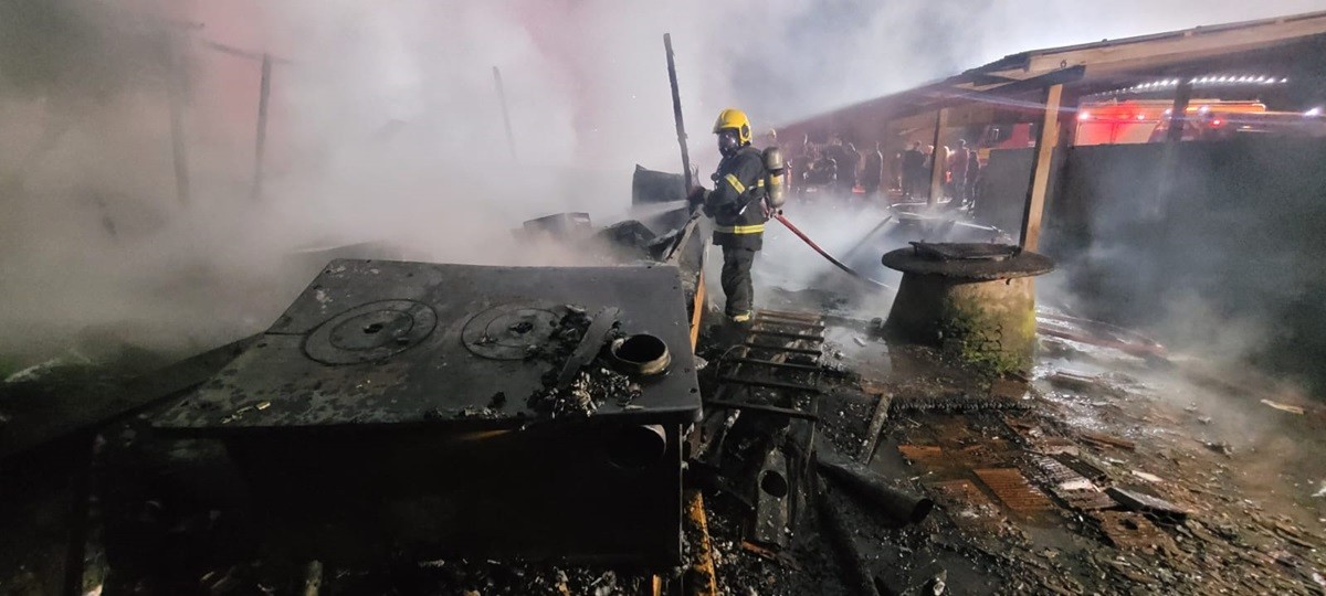 Incêndio destrói casa de madeira após chamas de fogão a lenha atingirem sofá em SC
