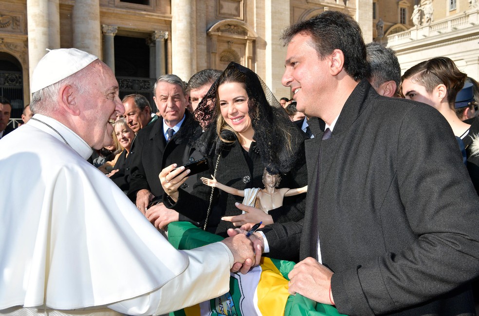Camilo Santana pediu o apoio do Papa Francisco para a beatificação do Padre Cícero — Foto: Governo do Estado/Divulgação