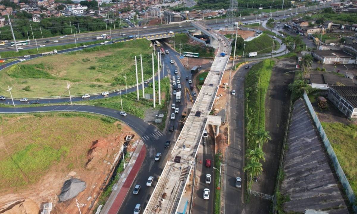 Obras do VLT provocam bloqueios em trechos da BR-324 em Salvador; confira esquema 