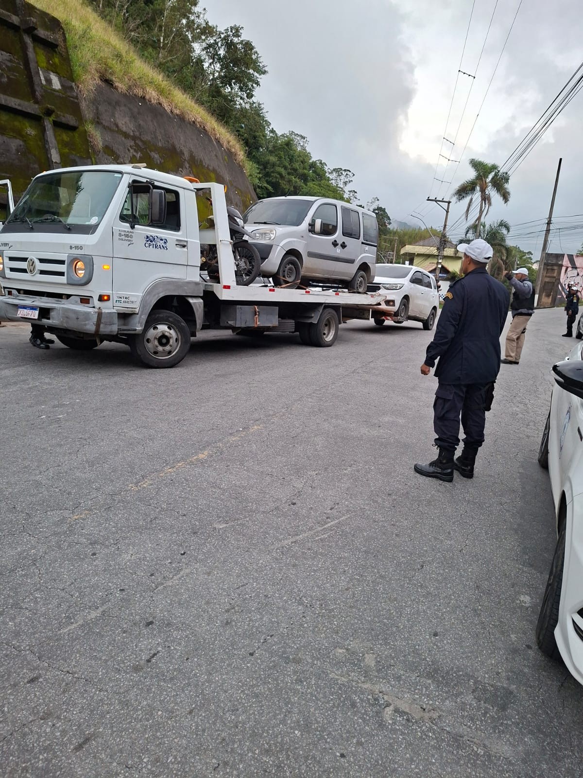 Três veículos são apreendidos em Petrópolis durante ação contra o transporte clandestino 